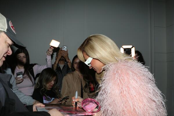 Kao da ima "demona u glavi": Slavna lepotica priznala da godinama živi sa stanjem koje joj svaki dan nanosi užasan bol