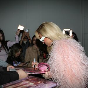 Kao da ima "demona u glavi": Slavna lepotica priznala da godinama živi sa stanjem koje joj svaki dan nanosi užasan bol