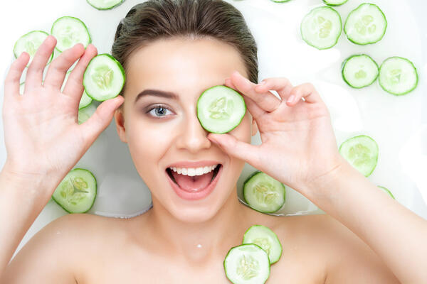 Kako da krastavac stvarno pomogne predelu oko očiju? Ključno je da ga koristite pravilno i koža će biti jedra i svežija