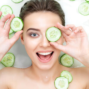 Kako da krastavac stvarno pomogne predelu oko očiju? Ključno je da ga koristite pravilno i koža će biti jedra i svežija