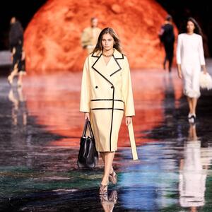 Mini-tašne idu u istoriju! Najkul devojke od Njujorka do Tokija ovih dana nose samo jednu torbu i morate da je vidite