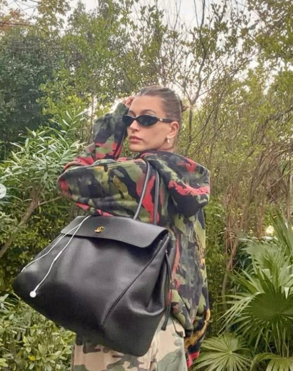 Hejli Biber često nosi novu, superdimenzioniranu Chanel torbu