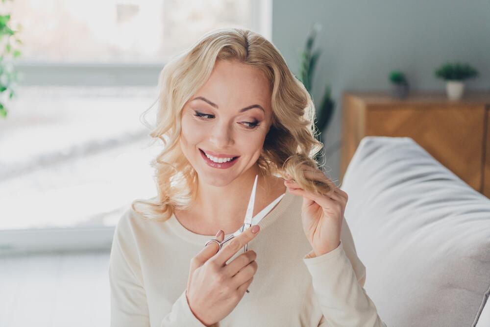 Ako sami skraćujete krajeve kod kuće, vodite računa da makaze postavite pod oštrim uglom