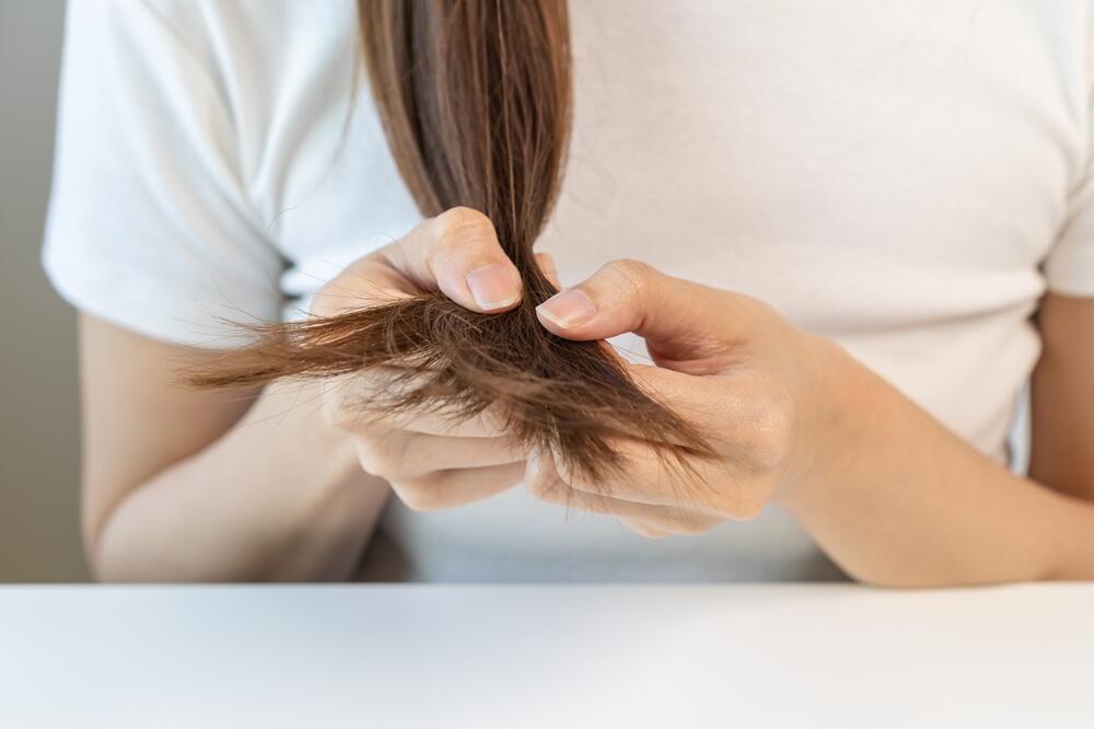 Rascvetali i suvi krajevi kose nastaju usled oštećenja kutikule izazvane toplotom, farbanjem, trenjem ili nedostatkom hidratacije