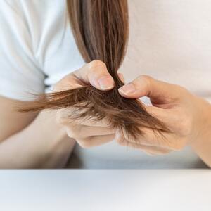 Kako da sami skratite ispucale krajeve? Dužina kose ostaje netaknuta, a ako pratite naše uputstvo izgledaće savršeno