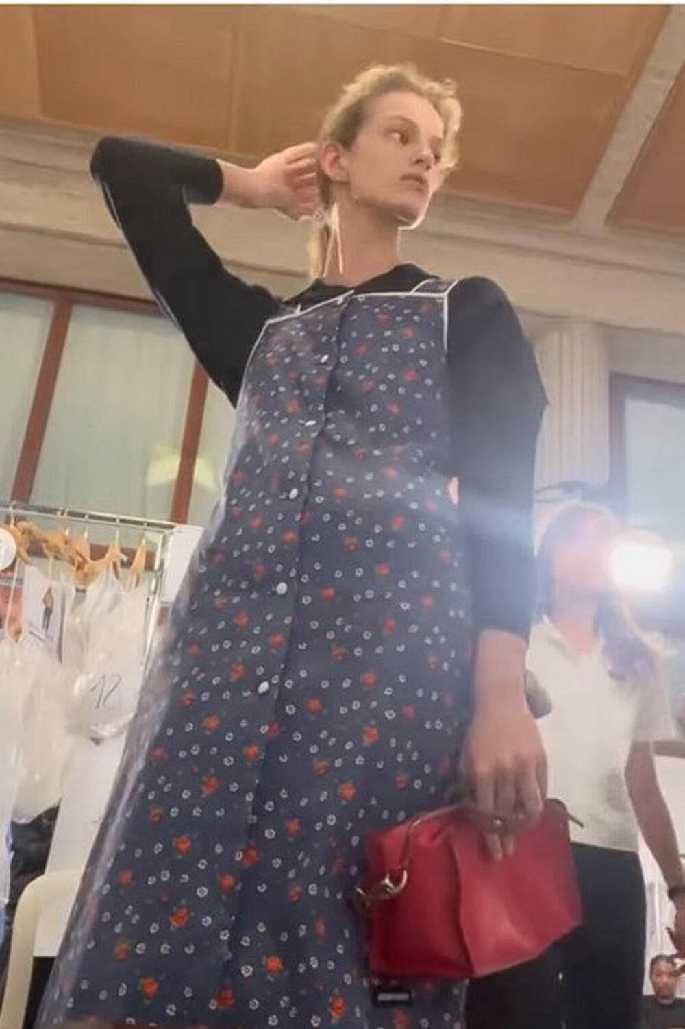 Manekenka Pelageja Dolgajeva u cvetnoj Miu Miu haljini iz kolekcije za proleće i leto 2026.