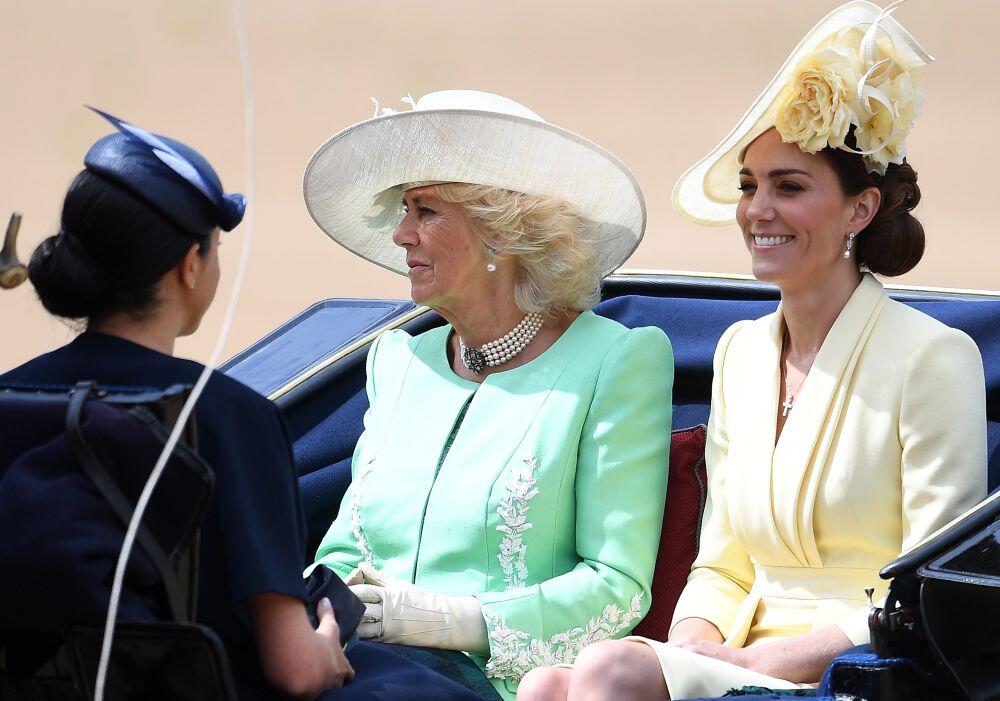 Megan, Kamila i Kejt u kočiji