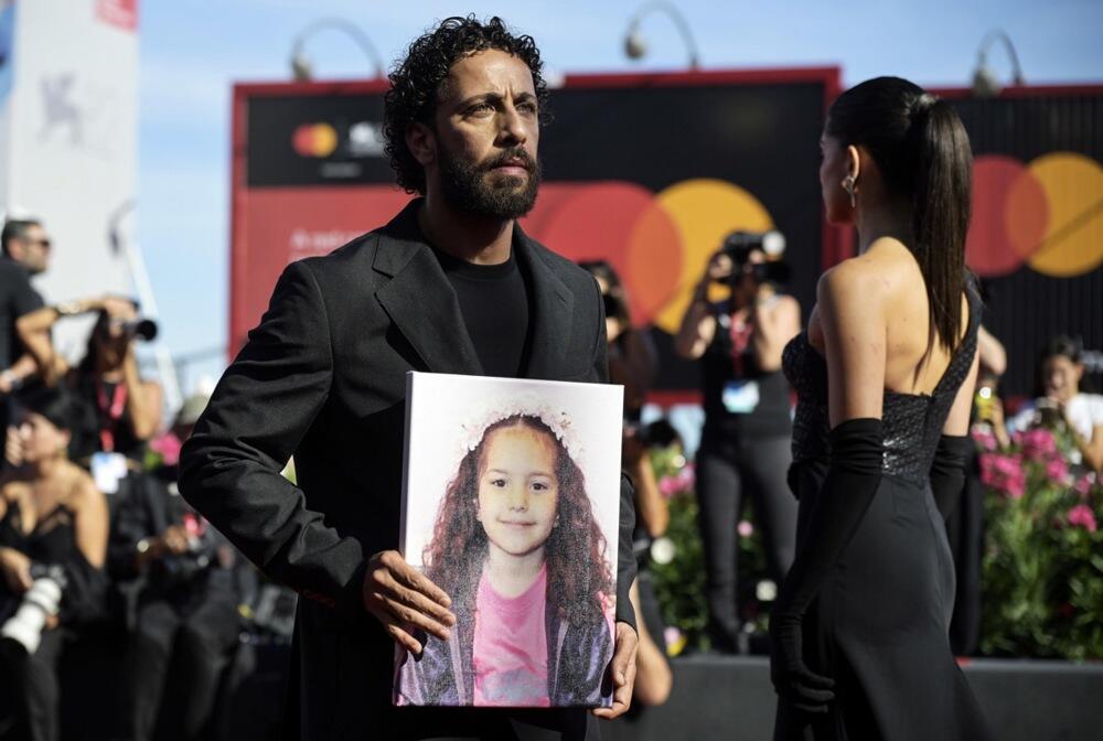 Motaz Malhis s portretom Hind Radžab na 82. Međunarodnom filmskom festivalu u Veneciji