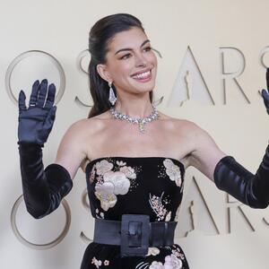 Svi su bili sigurni da je fejslifting! Trik En Hatavej koji skida 10 godina je moćna "mala tajna" njenog frizera