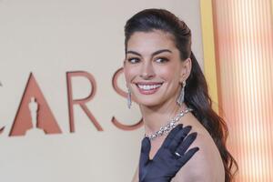 Reakcija Ane Vintur je sve nasmejala: Valentino je za En Hatavej čuvao najlepšu oskarovsku haljinu ove godine