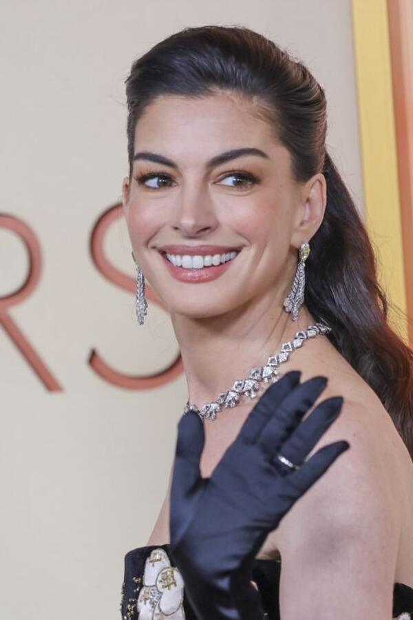 Reakcija Ane Vintur je sve nasmejala: Valentino je za En Hatavej čuvao najlepšu oskarovsku haljinu ove godine