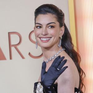 Reakcija Ane Vintur je sve nasmejala: Valentino je za En Hatavej čuvao najlepšu oskarovsku haljinu ove godine