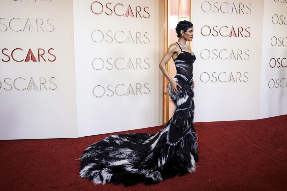 Tejana Tejlor u crno-beloj Chanel haljini na 98. dodeli Oskara
