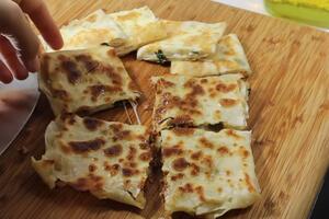 Burek iz tiganja gotov za 15 minuta: Brzo i preukusno jelo u kojem će uživati svi od 7 do 77 godina (RECEPT)