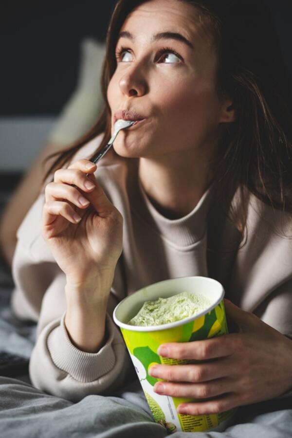 Kako izbeći prejedanje na nervnoj bazi? 5 sitnica koje će vam pomoći da ne pojedete ni gram više nego što telu treba