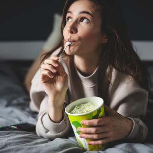 Kako pobediti prejedanje na nervnoj bazi? 5 sitnica koje će vam pomoći da ne pojedete ni gram više nego što telu treba