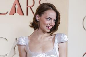 Pravljena 600 sati, poput tečnog srebra koje se sliva niz telo: Haljina Eme Stoun na dodeli Oskara je vrhunac elegancije