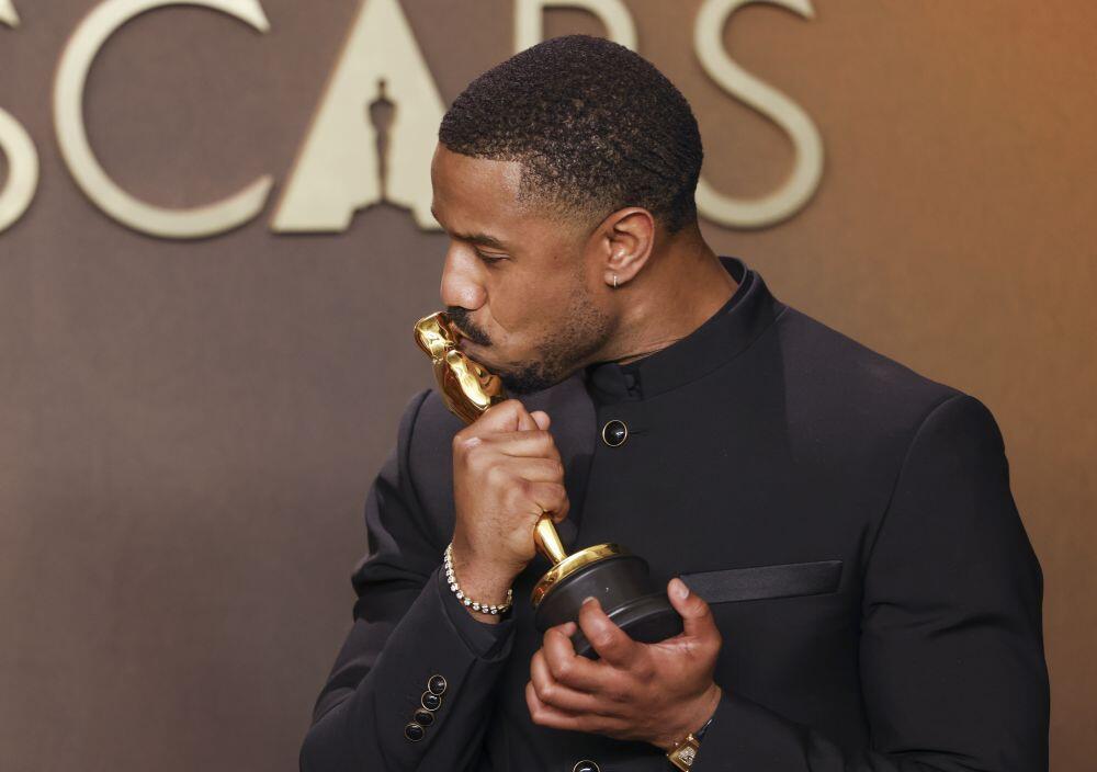Majkl B. Džordan nakon osvajanja Oskara za najboljeg glavnog glumca