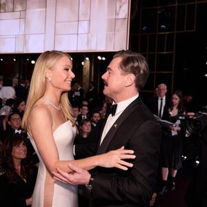 Prvi put na Oskare došao sa devojkom i "đavo mu neda mira": Leonardo di Kaprio uhvaćen u flertu s lepom koleginicom