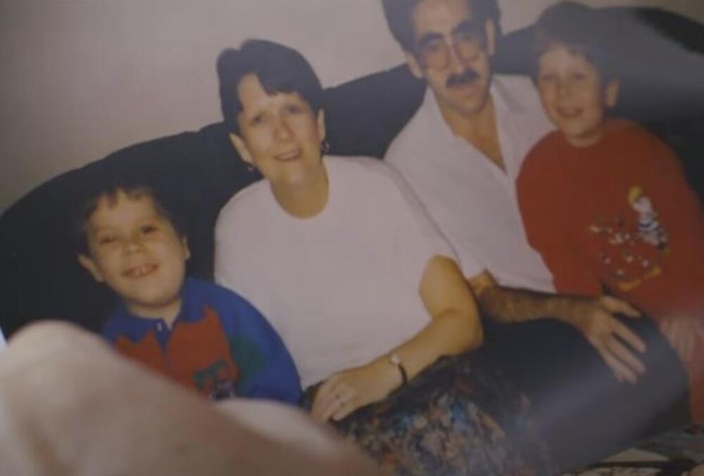 Adam Pirson u detinjstvu, s roditeljima i bratom Nilom