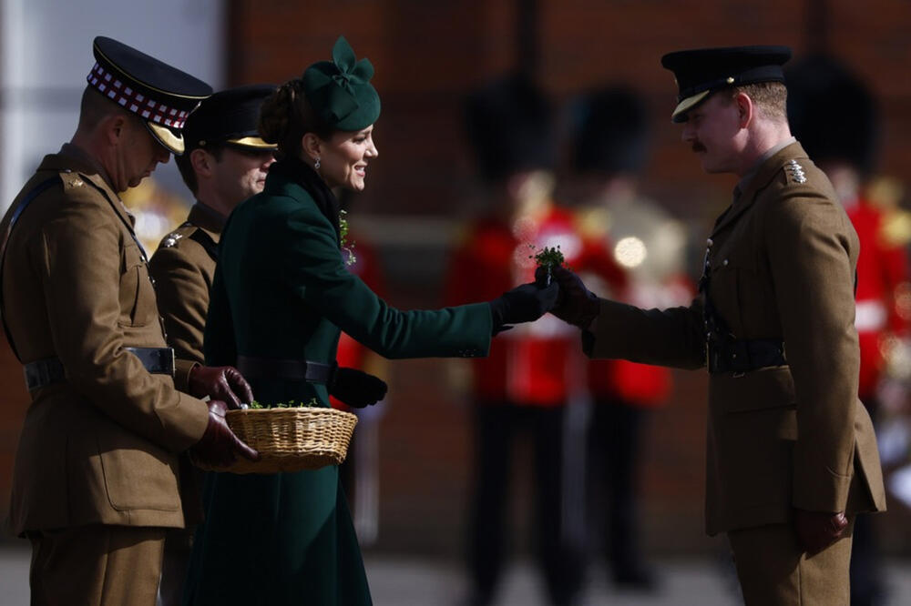 <p>Kejt Midlton se danas pojavila na proslavi Dana svetog Patrika u zelenom monohromatskom izdanju i iako je prošetala u kombinaciji koju smo navikli da vidimo na njoj, opet je izgledala neponovljivo i fantastično.</p>