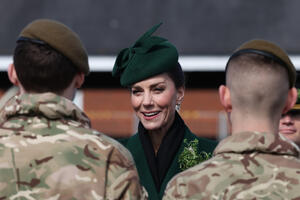 50 nijansi zelene: Dragocene minđuše & kaput klasičnog kroja za modno izdanje iz udžbenika