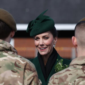 50 nijansi zelene: Dragocene minđuše & kaput klasičnog kroja za modno izdanje iz udžbenika