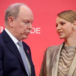 Princeza Šarlin u svilenom Armanijevom odelu očarala Monako: Ležerno izdanje boginje stila u zlatnim nijansama