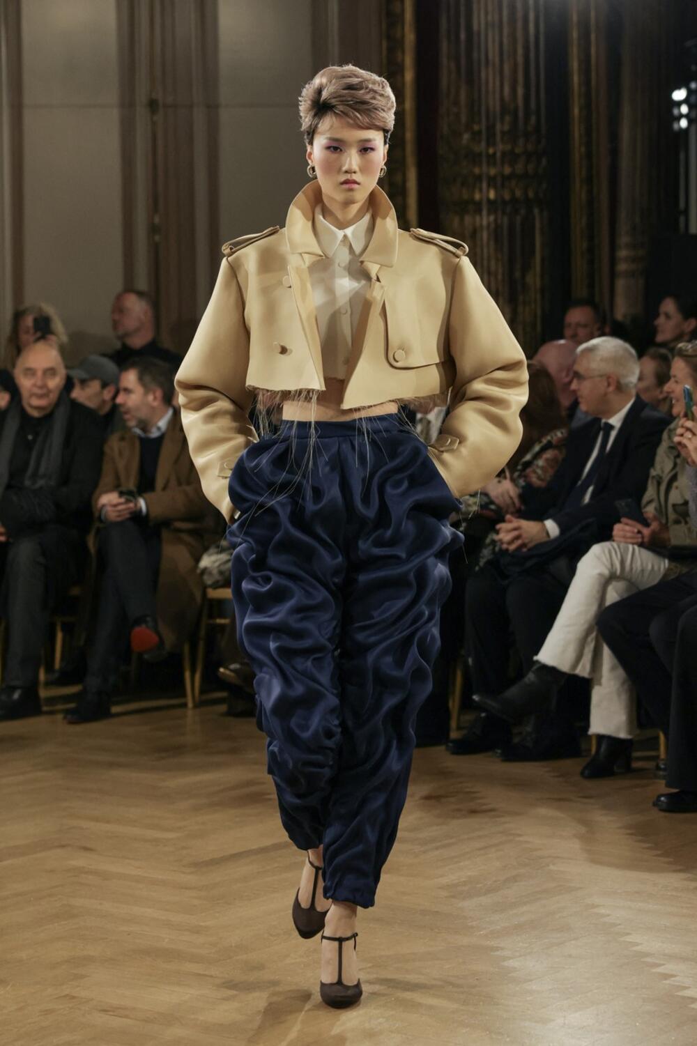 Kropovani mantil iz prošlogodišnje Viktor & Rolf kolekcije