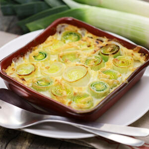 I kao neodoljiv prilog i kao glavno jelo &ndash; uvek prija! Recept za sočan zapečeni praziluk koji ćete praviti stalno