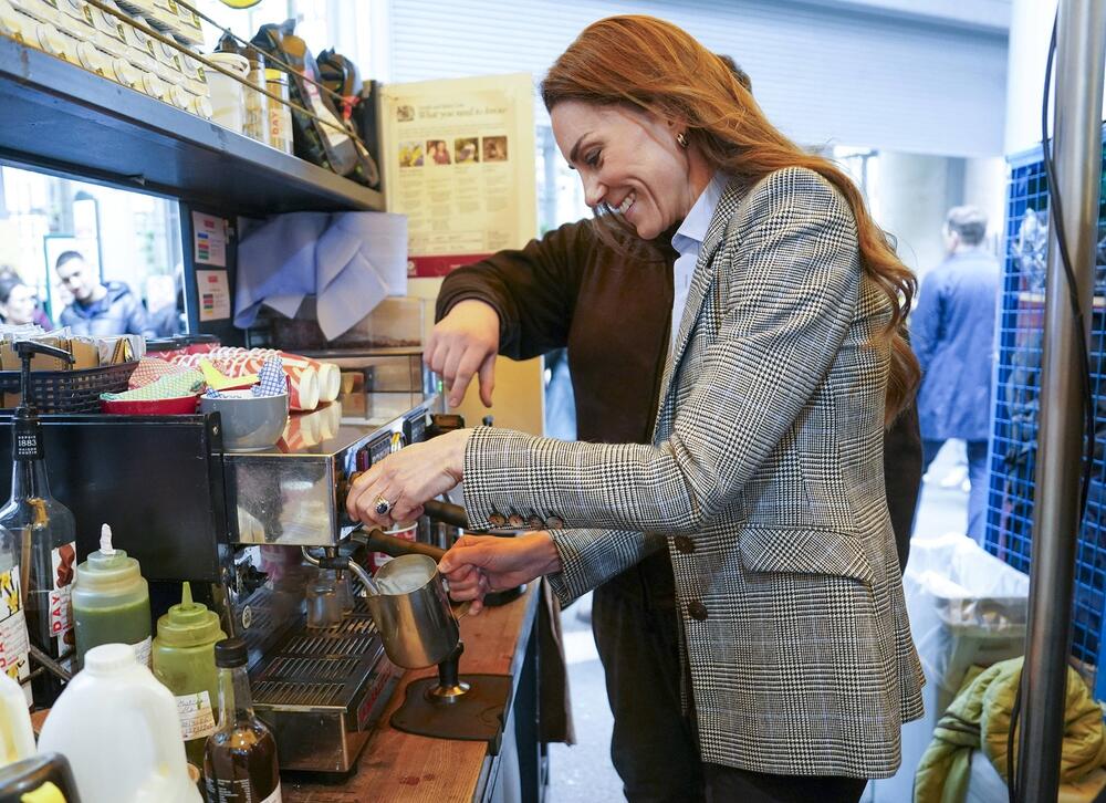 Kejt Midlton sprema kafu mužu