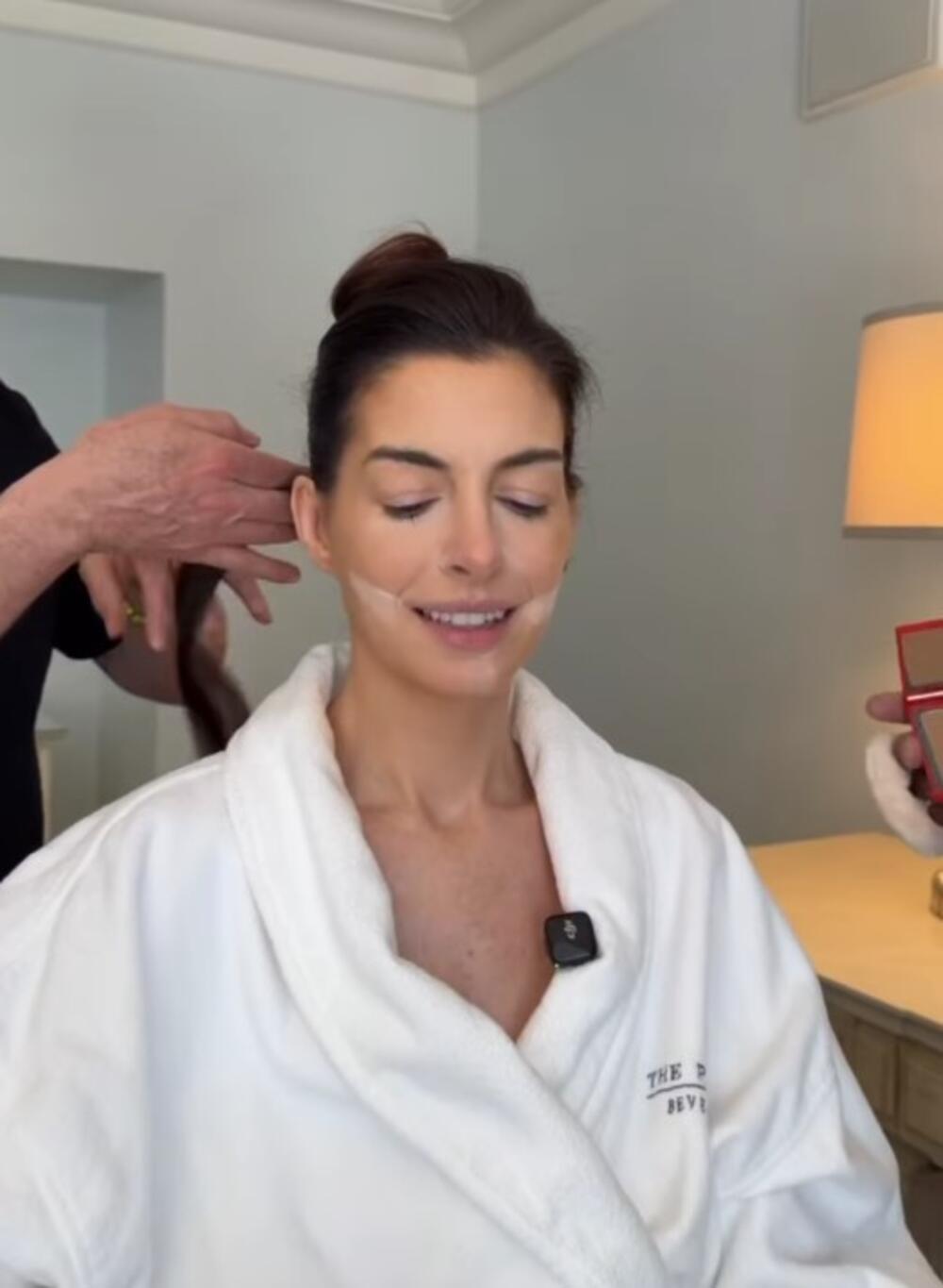 Trik šminkera En Hatavej s korektorom za budniji izgled lica