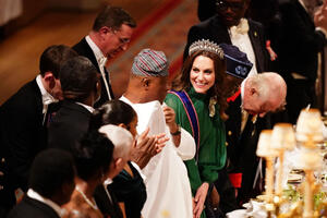 Kao šlag na torti &ndash; omiljene štikle Keri Bredšo: Kejt Midlton očarala na banketu u čast nigerijskom predsedniku