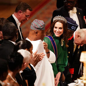 Kao šlag na torti &ndash; omiljene štikle Keri Bredšo: Kejt Midlton očarala na banketu u čast nigerijskom predsedniku