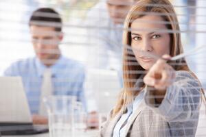 Ako se šef ponaša ovako, to je razlog za brigu: 10 znakova da se nadređenom verovatno ne dopadate
