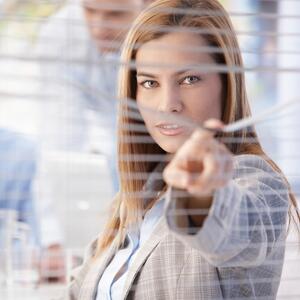 Ako se šef ponaša ovako, to je razlog za brigu: 10 znakova da se nadređenom verovatno ne dopadate