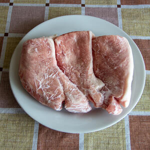 Glad kuca na vrata, a vi ste zaboravili da izvadite meso iz zamrzivača! Ne paničite, evo kako da to uradite za 5 minuta