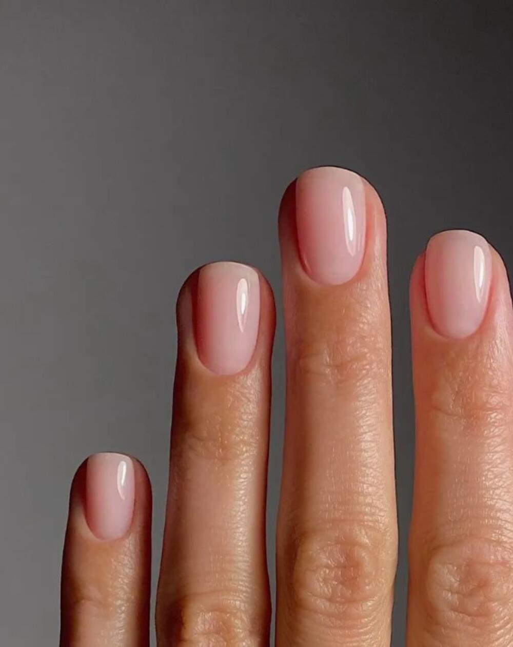 Mlečnoroze nokti