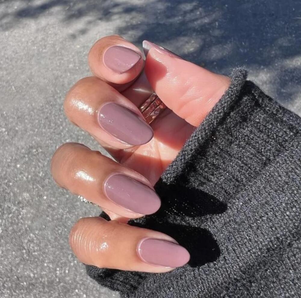 Prigušeni ružičasti nokti za proleće