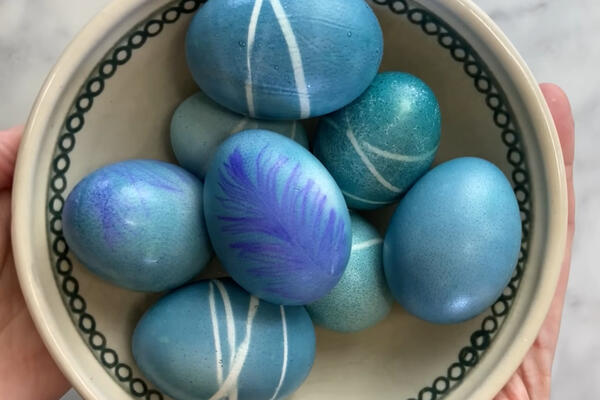 Kako ofarbati jaja crvenim kupusom? Jednostavna tehnika kojom ćete dobiti predivnu plavu nijansu bez kupovnih boja