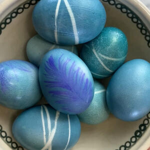 Kako ofarbati jaja crvenim kupusom? Jednostavna tehnika kojom ćete dobiti predivnu plavu nijansu bez kupovnih boja