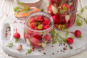 Najbolji recept za kisele rotkvice: Potrebna su vam samo 4 sastojka i imaćete najlepšu prolećnu salatu