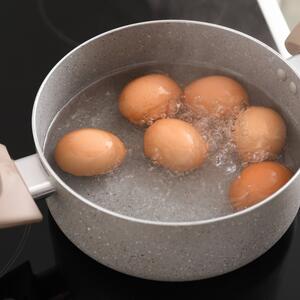 Zašto pucaju i ne primaju boju? Greške koje pravite pri kuvanju i farbanju jaja za Uskrs + trik da ni jedno ne pukne