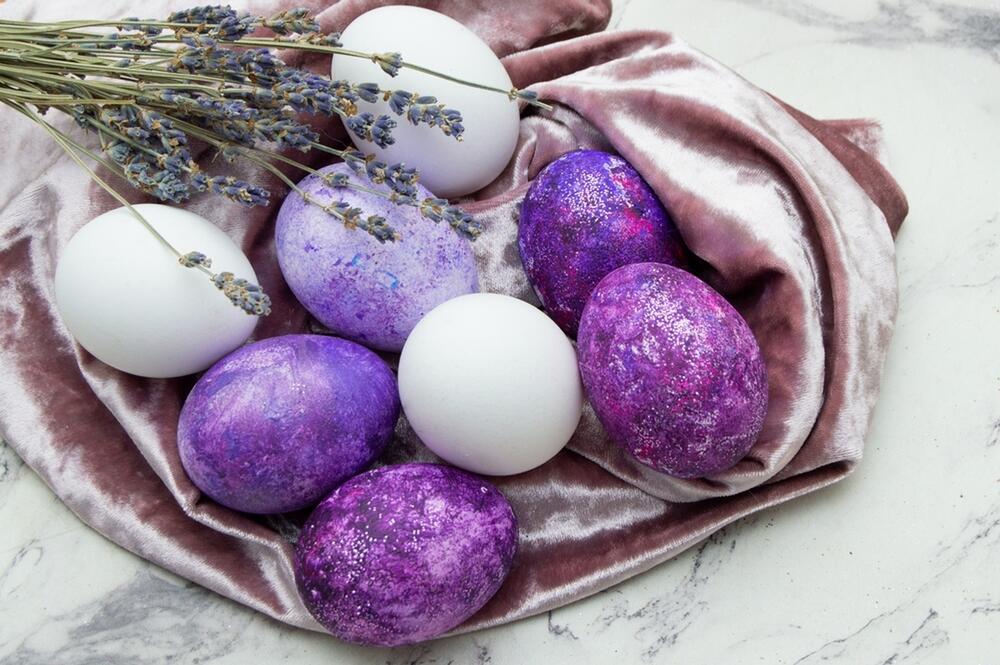 JAJA SE ZA USKRS FARBAJU I U LJUBIČASTU BOJU KOJA IMA POSEBNU SIMBOLIKU
