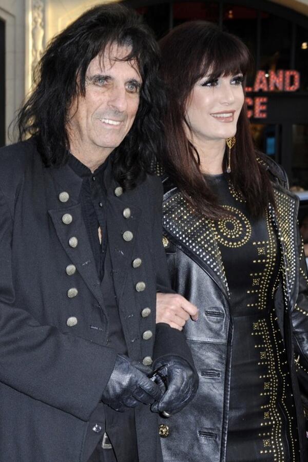 Upoznali se na sceni, borili se s porocima, razvodili: Najkontroverziji muzički par se venčao i napravio ZLATNU SVADBU