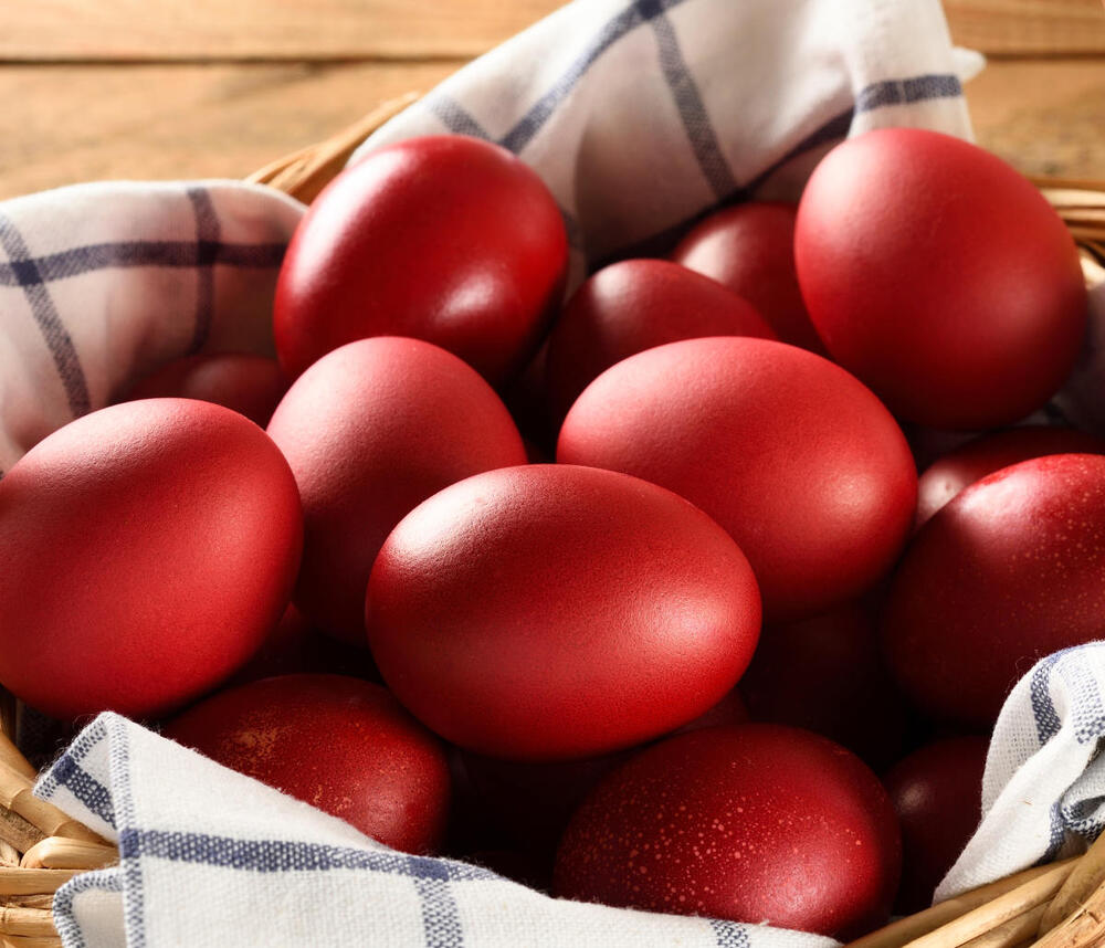 Farbanje jaja u crvenu boju na prirodan način