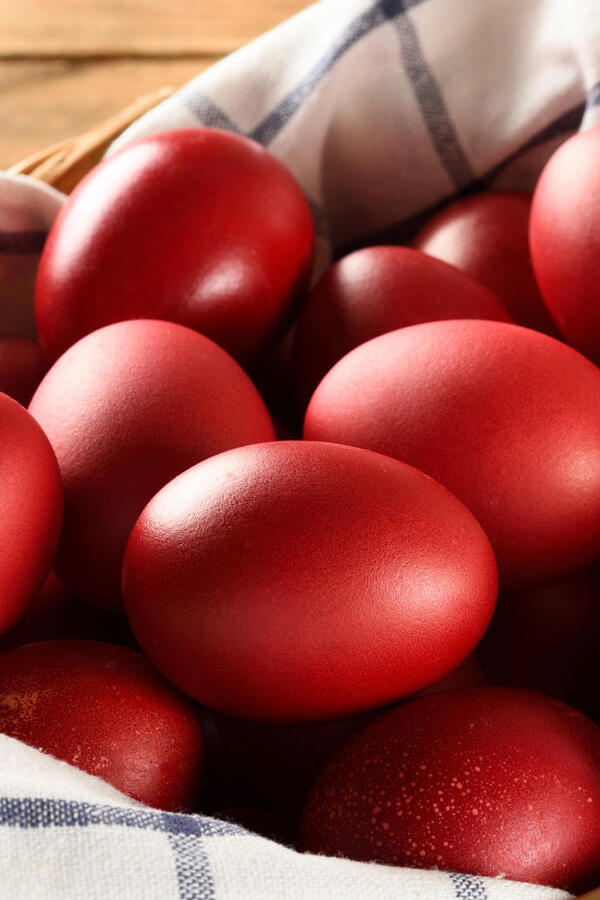 Bez kupovnih boja, a uz pomoć 6 magičnih namirnica: Kako na prirodan način ofarbati jaja u CRVENO?