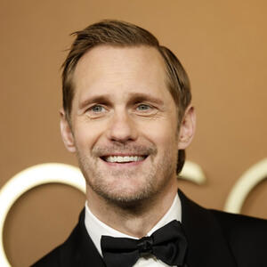 Aleksander Skarsgard u ljubičastom svetlucavom topu: Jedan od najpoželjnijih glumaca u neobičnom izdanju na premijeri