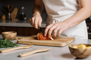 5 namirnica koje nikad ne bi trebalo da sečete na drvenoj dasci za sečenje: Na taj način povećate rizik od bolesti