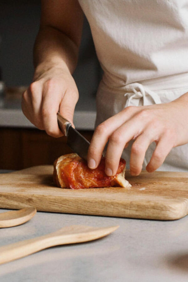 5 namirnica koje nikad ne bi trebalo da sečete na drvenoj dasci za sečenje: Na taj način povećate rizik od bolesti